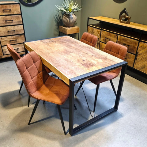 Eettafel Britt Mangohout met 4 rode  eetkamerstoelen vierkant sfeerbeeld